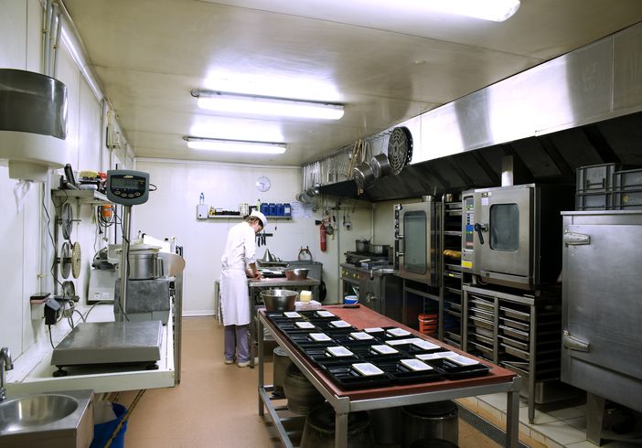Visitez les coulisses de l'Entremets Traiteur de Villeneuve d'Ascq où sont préparés et confectionnés tous les produits