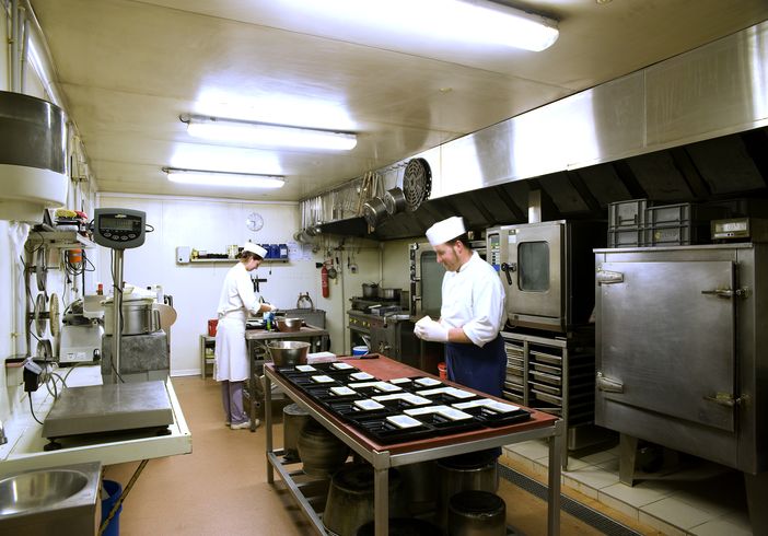 Visitez les coulisses de l'Entremets Traiteur de Villeneuve d'Ascq où sont préparés et confectionnés tous les produits